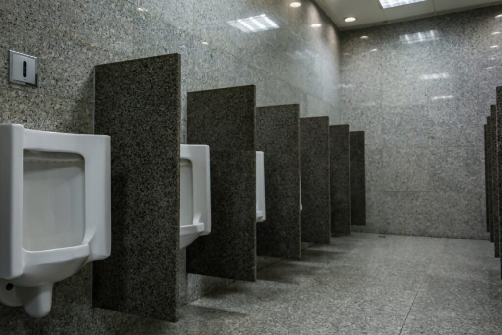 Brak publicznych toalet na dworcu PKP w Wałczu – problem nie tylko dla podróżnych