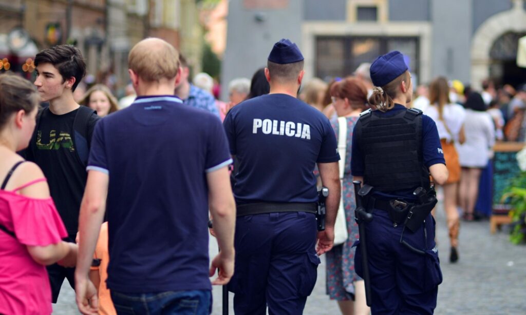 Policjanci z Wałcza uczcili rocznicę Zaślubin Polski z morzem biorąc udział w 38. edycji kołobrzeskiego biegu