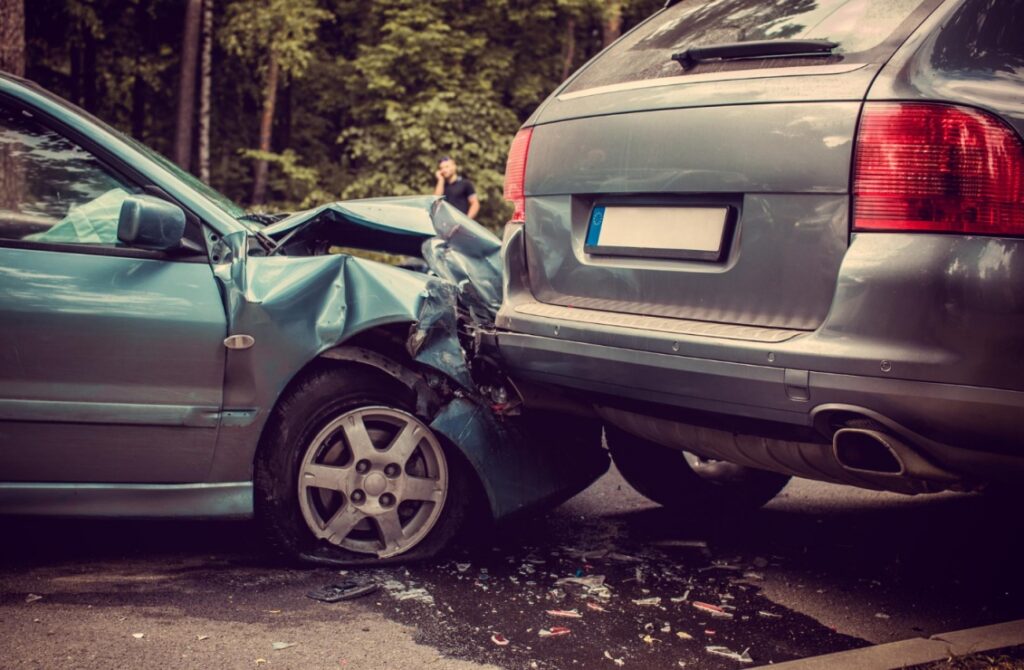 Wypadek na drodze krajowej 10: zderzenie dwóch samochodów osobowych