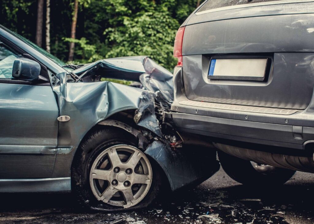 Tragiczne zderzenie trzech pojazdów pomiędzy Stobnem a Piłą: jedna osoba nie żyje